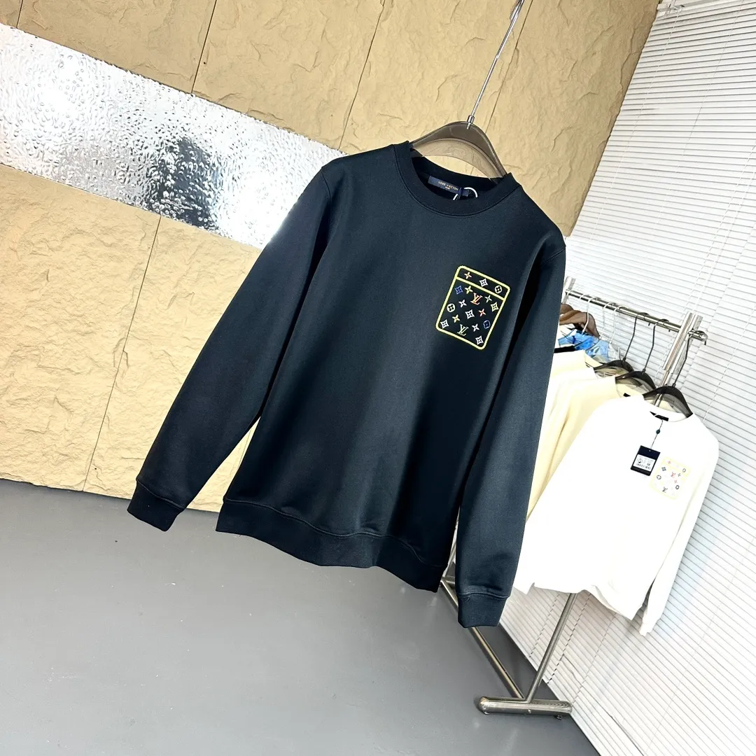 🅿️320 Brand: Louis Vuitton🤳𝗟𝗩 Fabric: ☑️Made of 440g double-strand pure cotton terry👕 Fabric: ☑️Thread with 1*1 double yarn thread. 🔜Comes with dyeing in the same tank. Craftsmanship: ☑️The embroidery uses 3D three-dimensional embroidery technology, 🇧🇫The original computer scan and print is restored 1:1. The pattern is clear and the needle count is dense. It is a rare high-end product on the market! 🇲🇩All three standards are complete! Size: ☑️S 〰️M 〰️L 〰️XL 〰️XXL